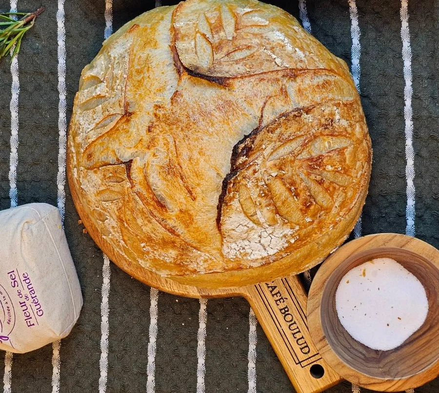 Хлібина з сіллю та розмарином