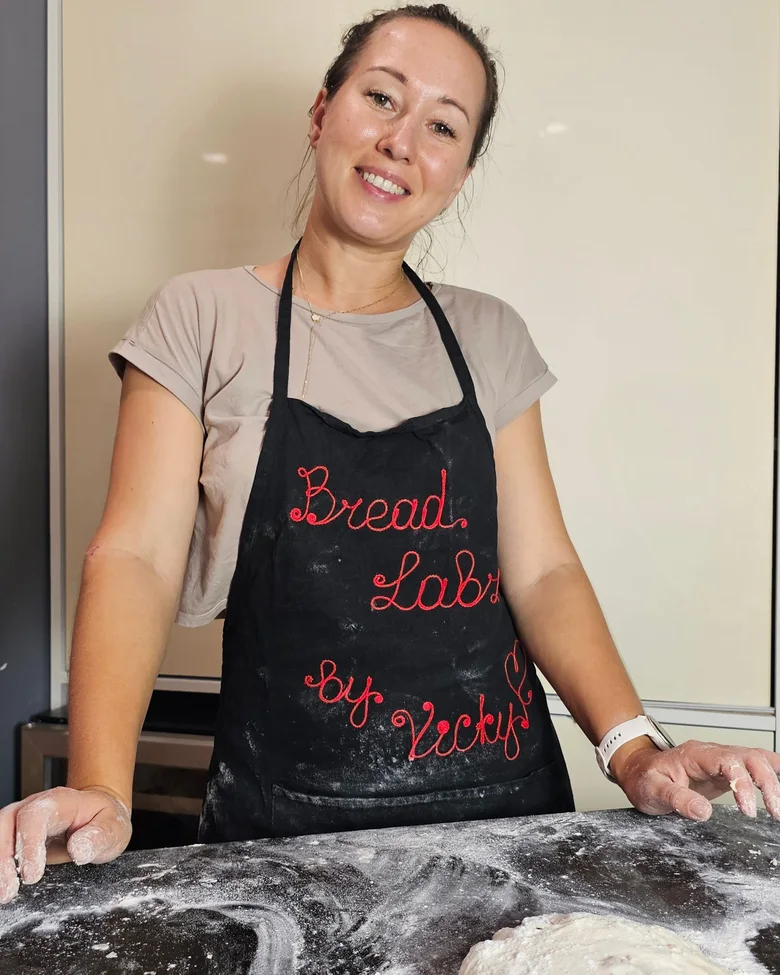 Вікторія у фартуху Bread Labz біля робочого столу